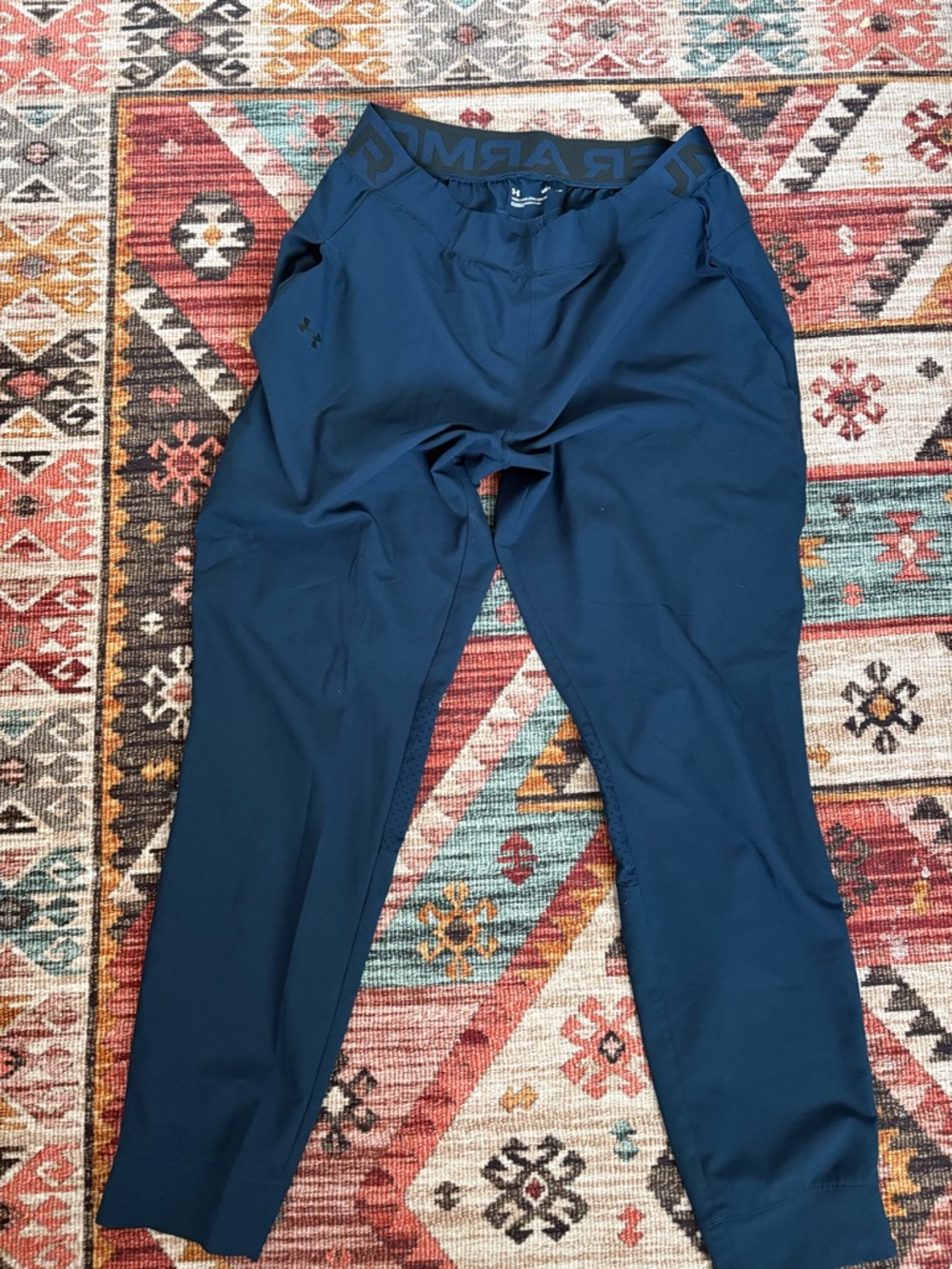 Men’s medium under armour woven tapered pants